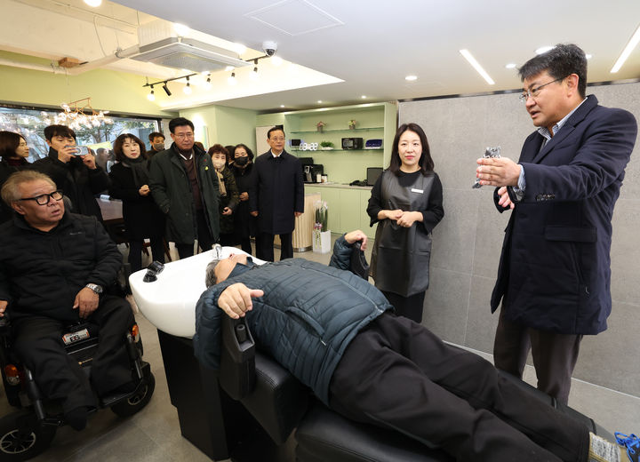장애인 친화 미용실 ‘헤어카페 더휴 ’2호점 개관