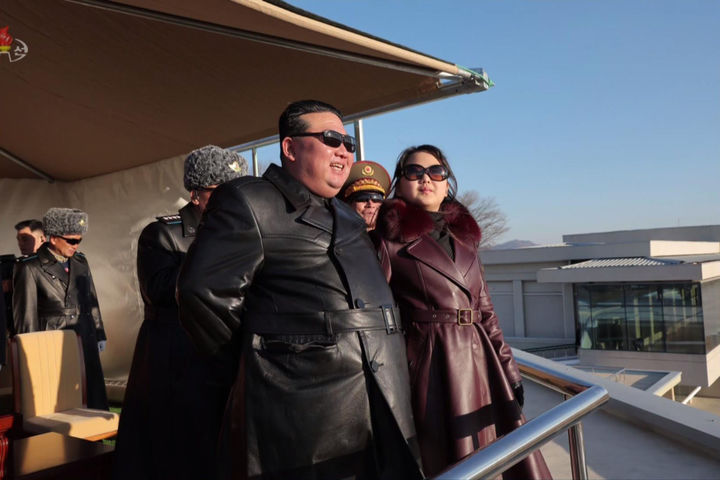 김정은-김주애, 선글라스·가죽 롱코트 차림으로 공군 부대 방문 [뉴시스Pic]