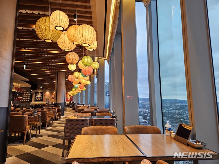 [현장] 특급호텔 38층서 제주 바다보며 치맥 K푸드 뷰맛집 포차