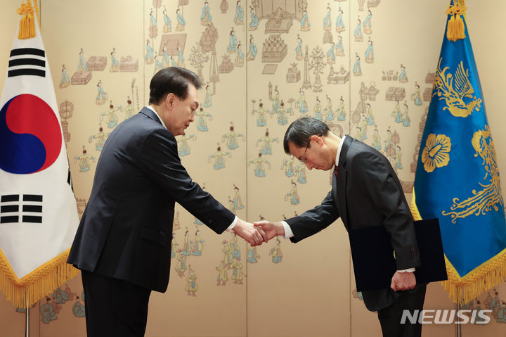 윤 대통령, 인성환 국가안보실 2차장에 임명장 수여