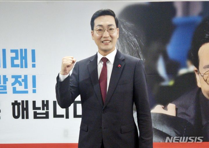 공약 발표하는 이동석 국민의힘 충주 예비후보