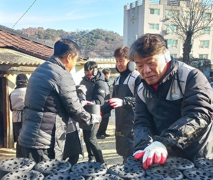 경북개발공사, 예천 취약가구 4곳에 연탄 1200장 전달