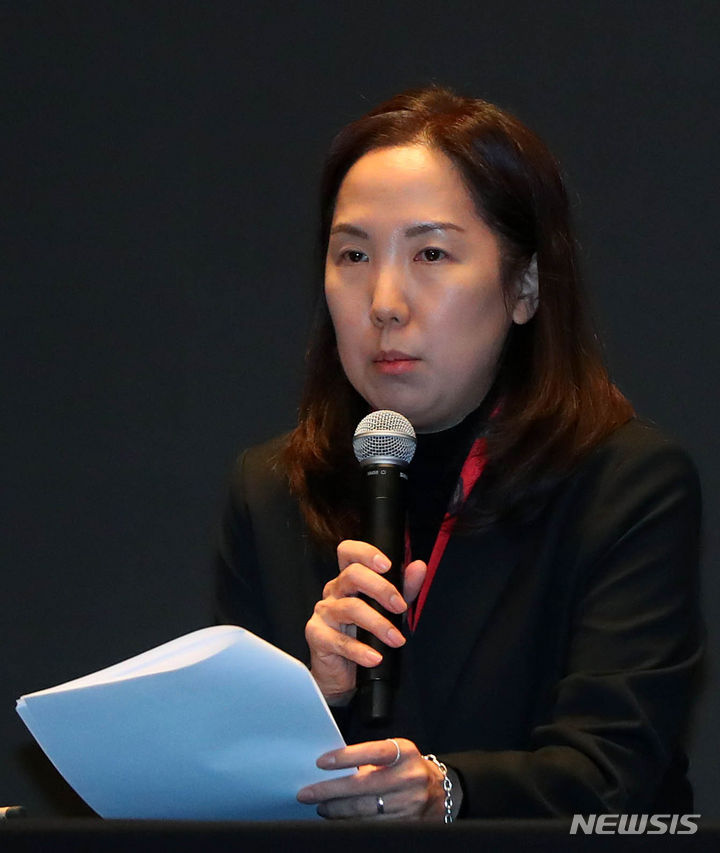 지드래곤 손편지 대독하는 오희영 갤럭시코퍼레이션 이사