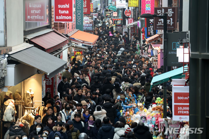 방문객들로 꽉 찬 명동