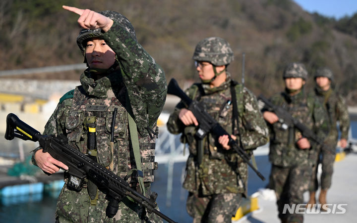 올해도 내년도 국토 최남단 이상 무 육군, 24시간 해안 철통감시