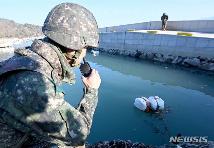올해도 내년도 국토 최남단 이상 무 육군, 24시간 해안 철통감시