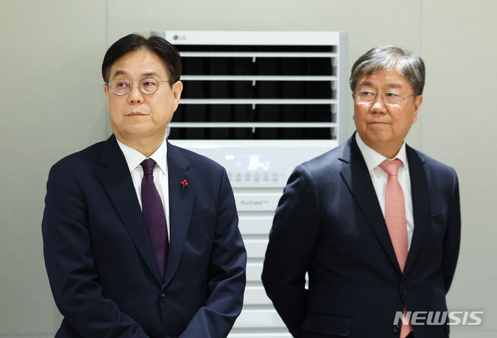 김대기 비서실장과 이관섭 신임 비서실장
