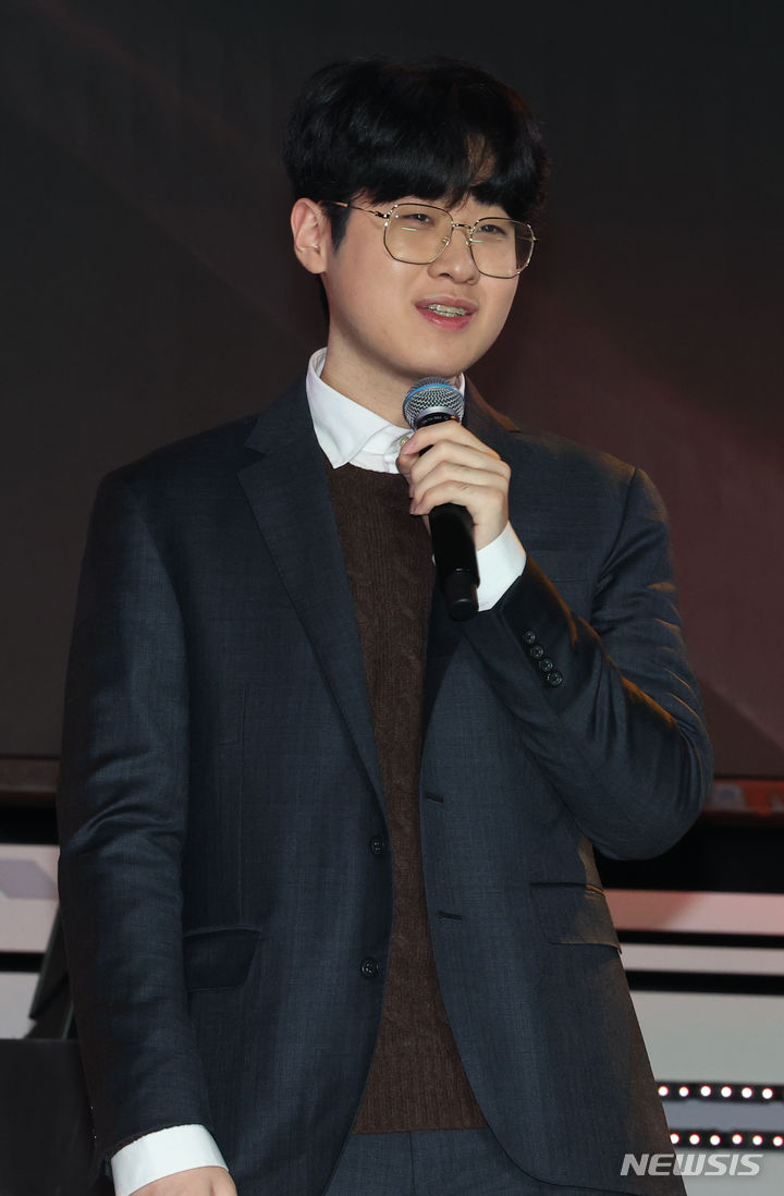 팬들과 마나는 T1 제우스 최우제