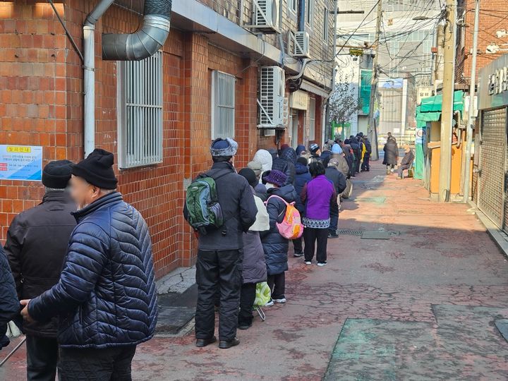 새해 첫날 붐비는 무료급식소…세 끼 먹으면 다행이죠