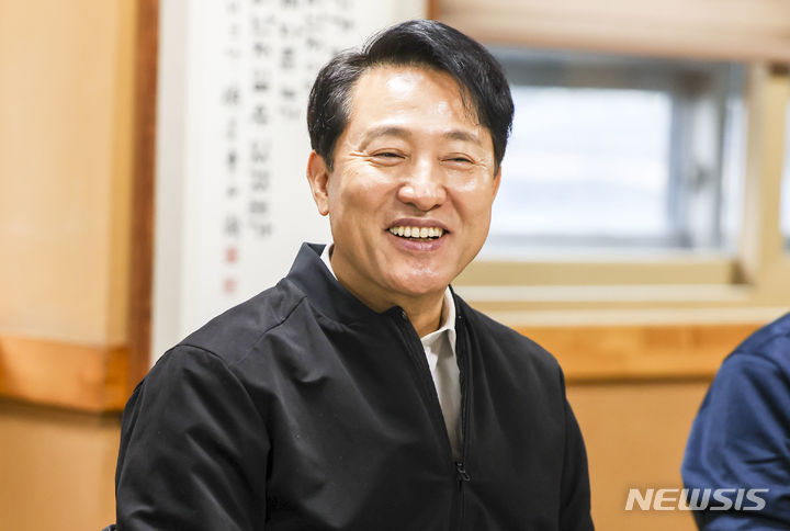 영등포보현종합지원센터 찾아 점심식사하는 오세훈 서울시장