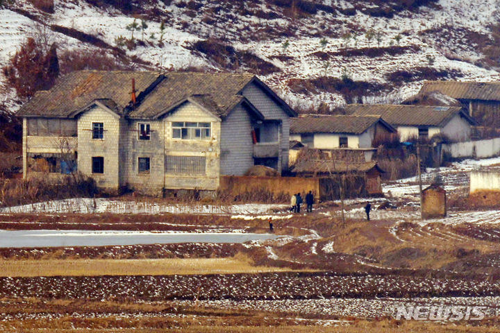새해 첫날, 조용한 북녘 마을