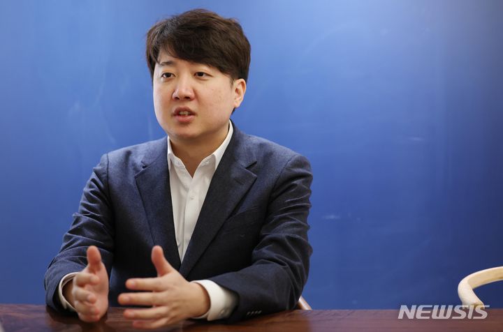 인터뷰 하는 이준석 개혁신당 정강정책위원장