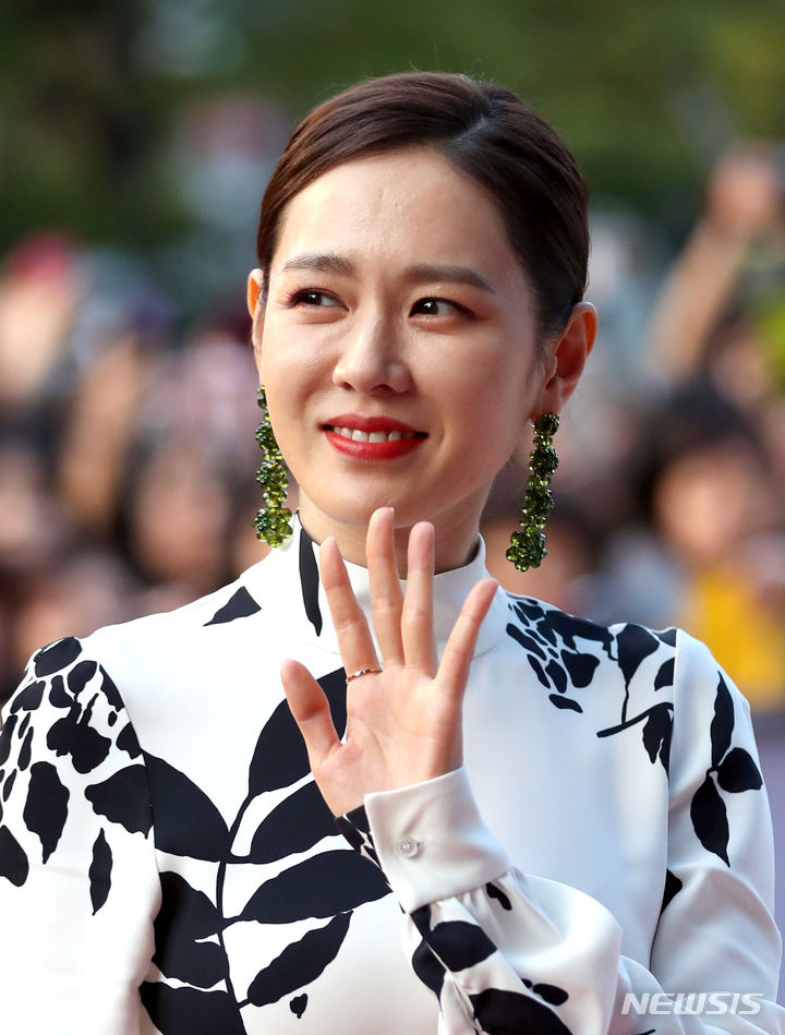 '현빈' 손예진, 4천만원 쾌척…1억5천 이어 또 기부