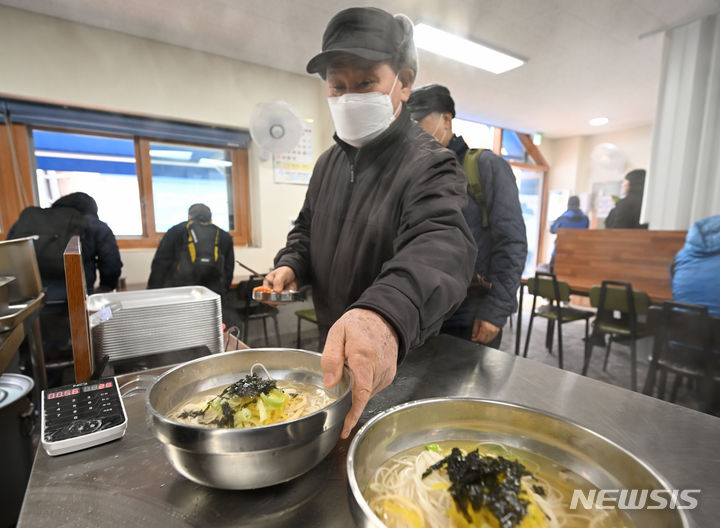 국수 받아가는 손님들