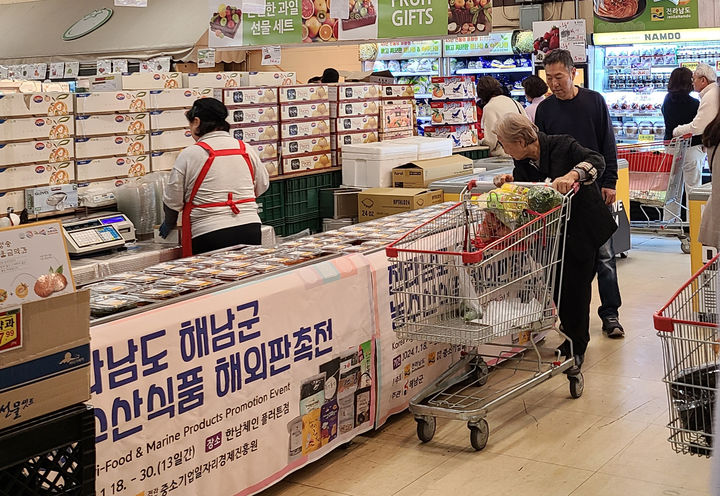 해남배추 맛 보세요…美 한남체인 5개점서 판촉 행사