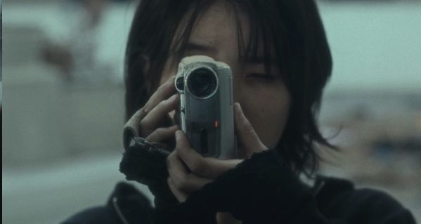 아이유, 캠코더로 뷔를 찍고 있다…러브 윈스 올 트레일러