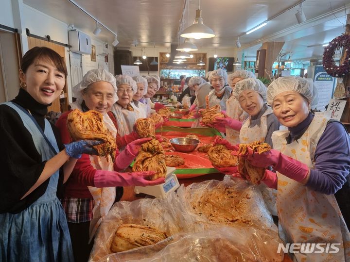 강진, 외국인 관광 유치 시동… 일본 관광단 김치·청자 체험