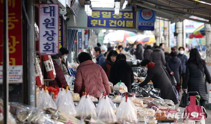 건어물 살펴보는 시민들