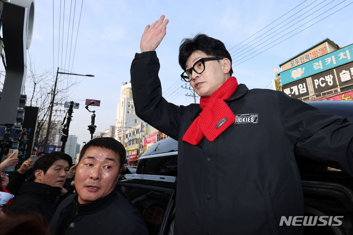 구리시장 찾은 한동훈 여기 계신 분들에 지지받고 싶다 [뉴시스Pic]