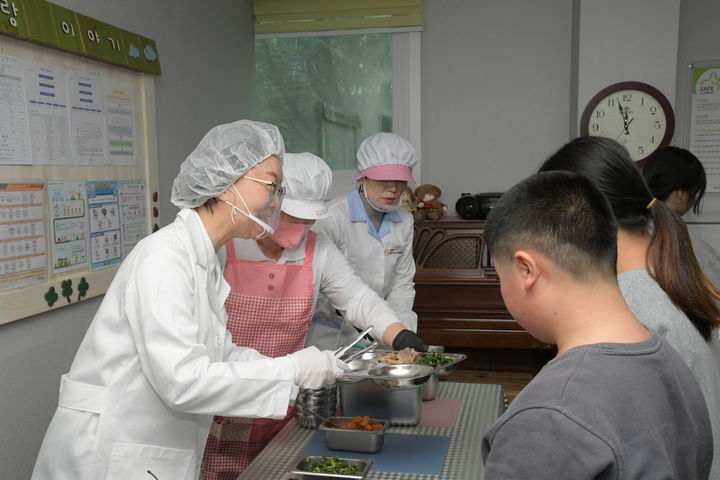 학교 밖 급식시설 점검한 식약처장…안전 밥상에 최선