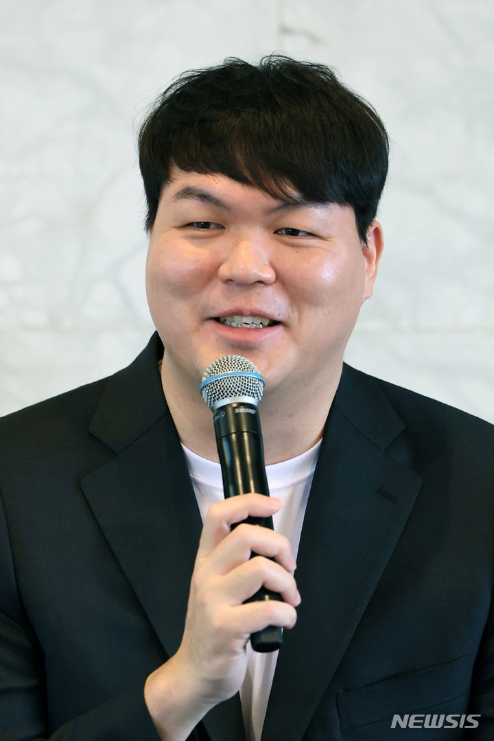 ART OnO 기자간담회 하는 노재명 아트 오앤오 대표