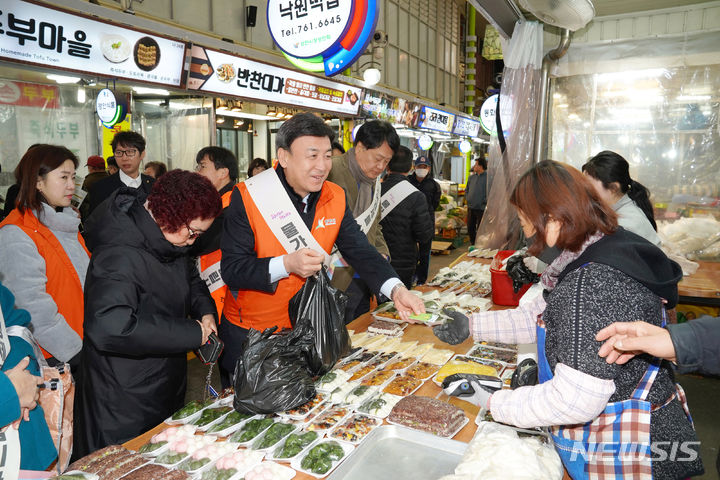 광주시, 설 물가안정·소비촉진…경안시장서 장보기 행사