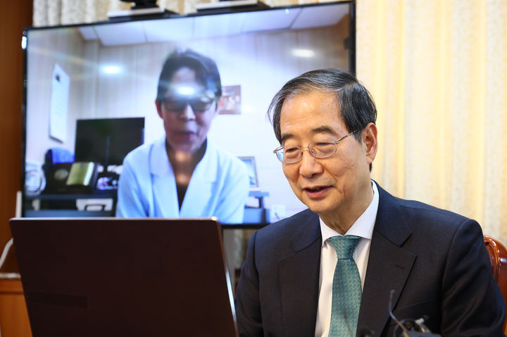 백령도 오혜숙 백령병원 산부인과 과장과 영상통화하는 한덕수 총리