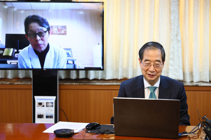 백령도 오혜숙 백령병원 산부인과 과장과 영상통화하는 한덕수 총리