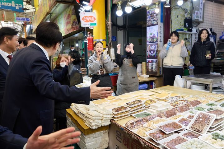 설 앞두고 중곡제일시장 찾은 윤 대통령