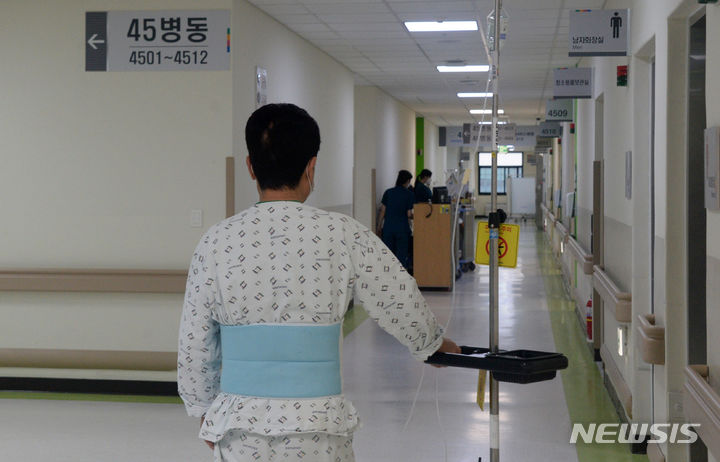 입원 병동 돌아다니는 환자