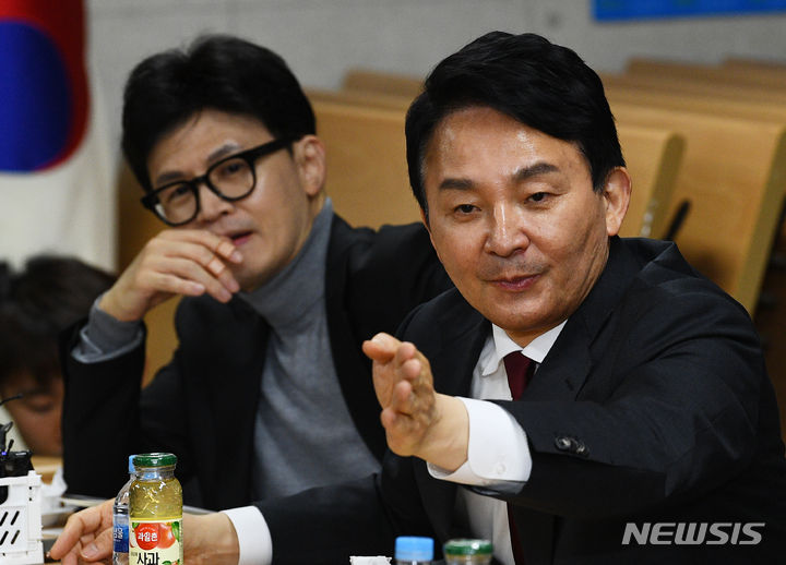 인천 계양산전통시장 상인회 만나는 한동훈-원희룡