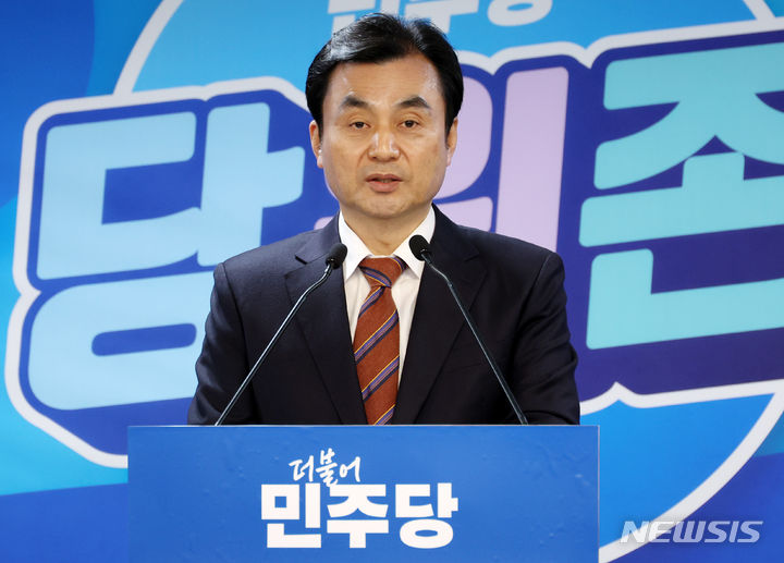 전략공관위 회의 결과 브리핑 하는 안규백 전략공관위원장