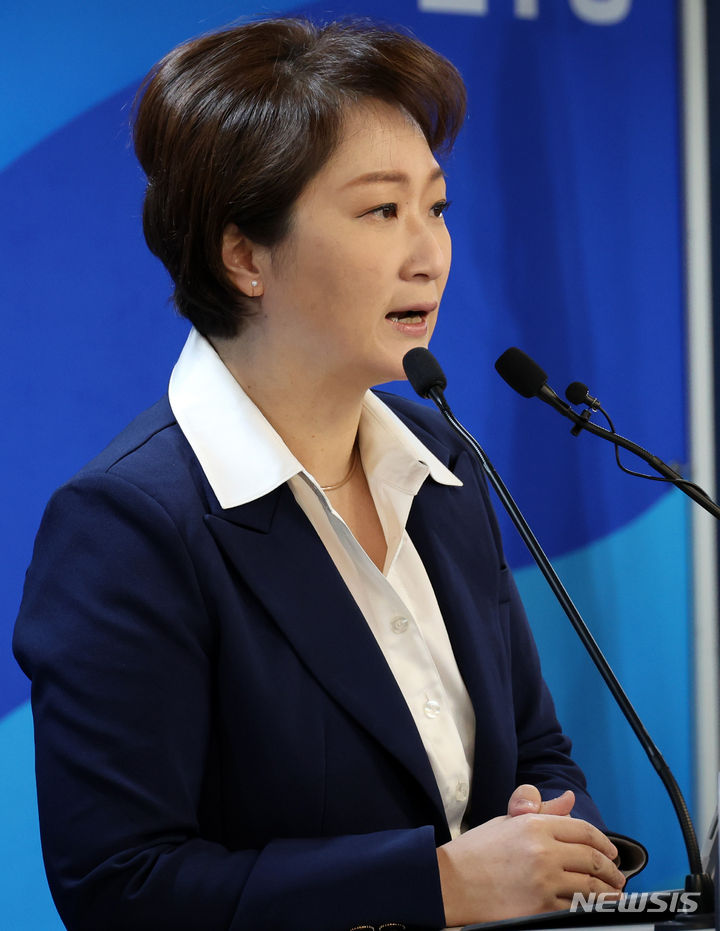 용인정 출마 기자회견 하는 이언주 전 의원
