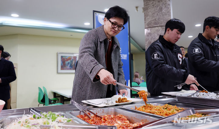 서원대 구내식당 찾은 한동훈 위원장