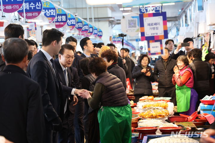삼천포 용궁수산시장 찾은 윤석열 대통령