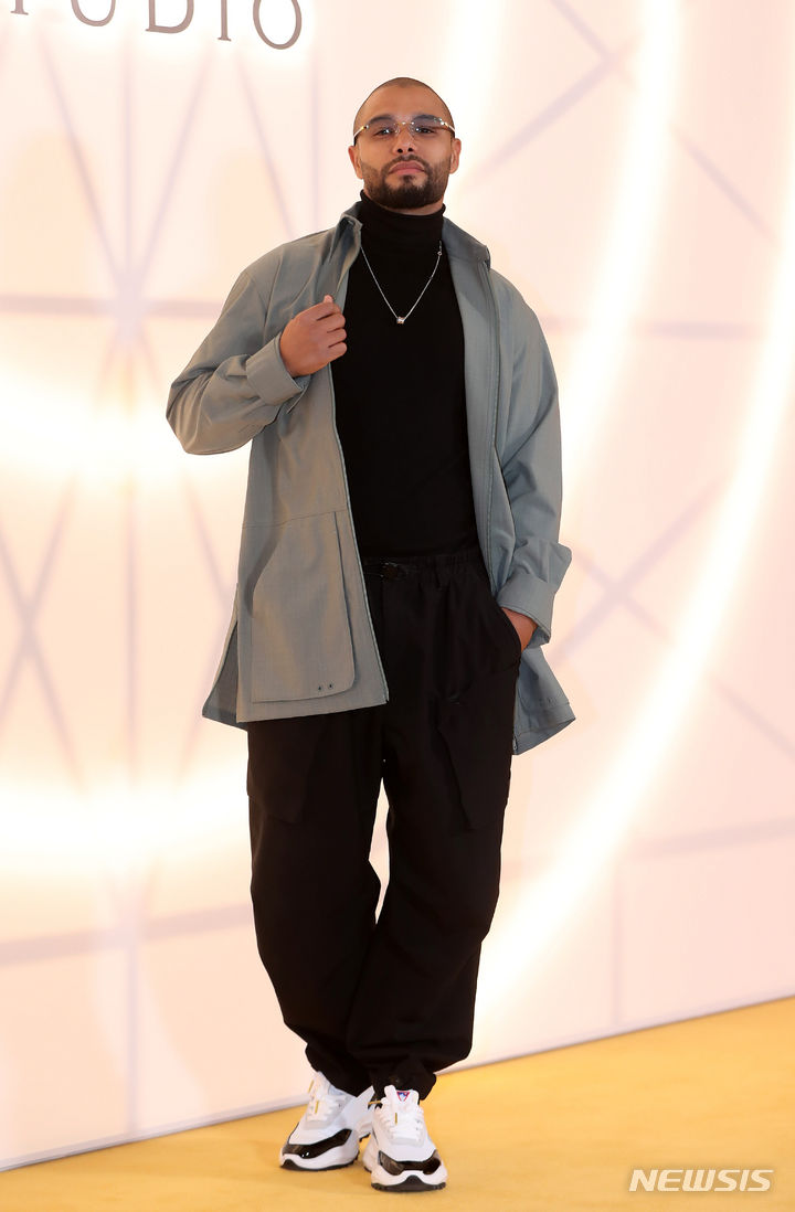 포즈 취하는 사덱 베라바