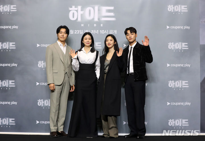 포즈 취하는 하이드 주역들
