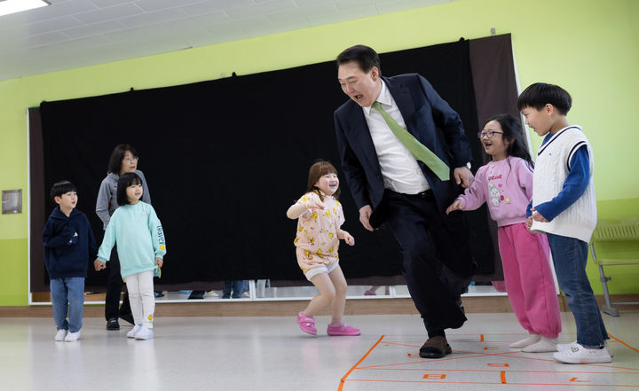 尹, 아이들과 술래잡기 놀이…재미있는 늘봄학교 함께 만들어요 [뉴시스Pic]