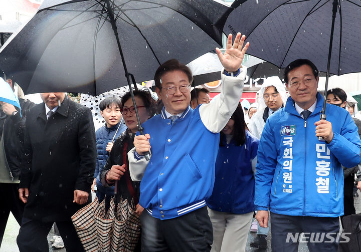 손 흔들며 인사하는 이재명 당 대표