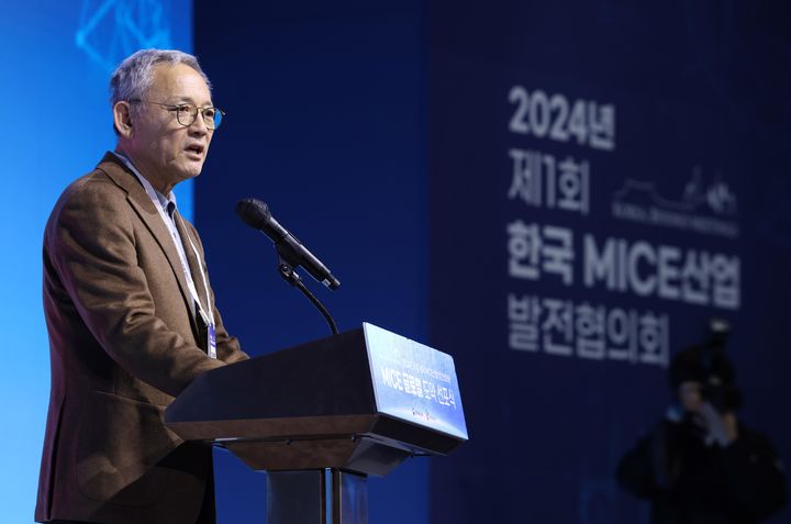 인사말 하는 유인촌 장관