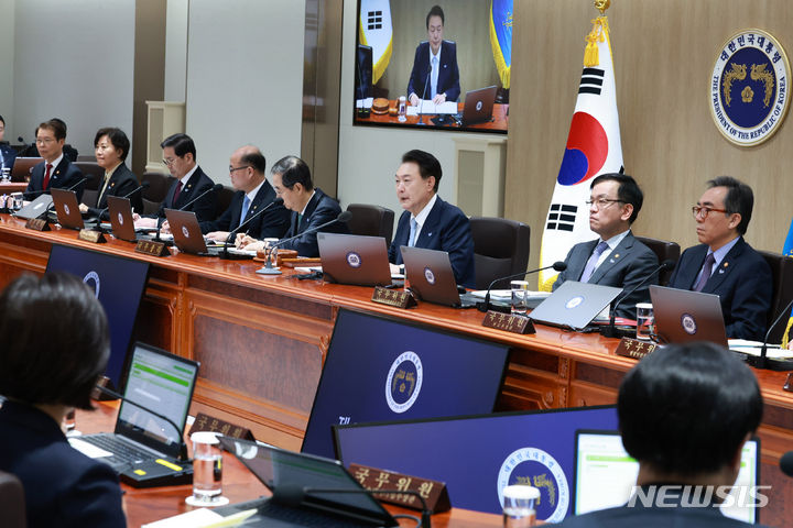 국무회의 주재하는 윤석열 대통령