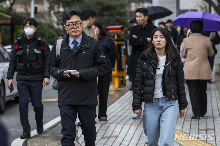 해성운수 대표 선고공판 마친 고 방영환 씨 딸 방희원 씨와 황규수 변호사
