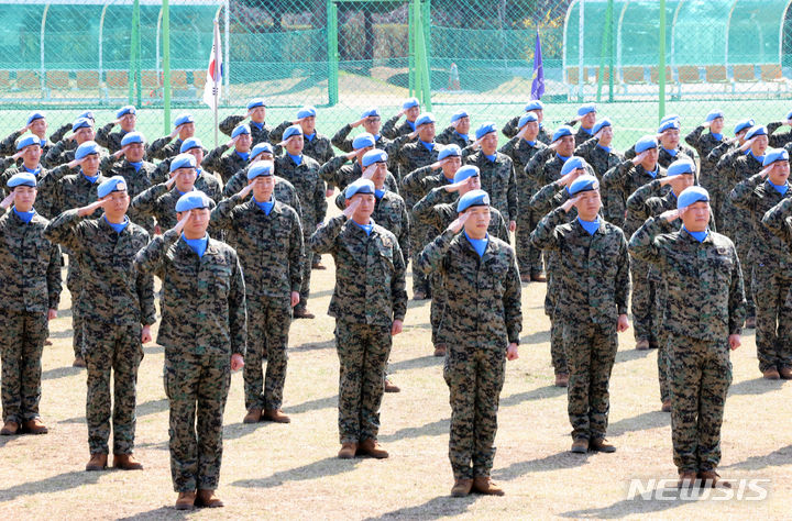 경례하는 한빛부대 장병들