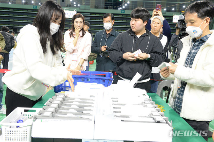 투표용지 분류작업