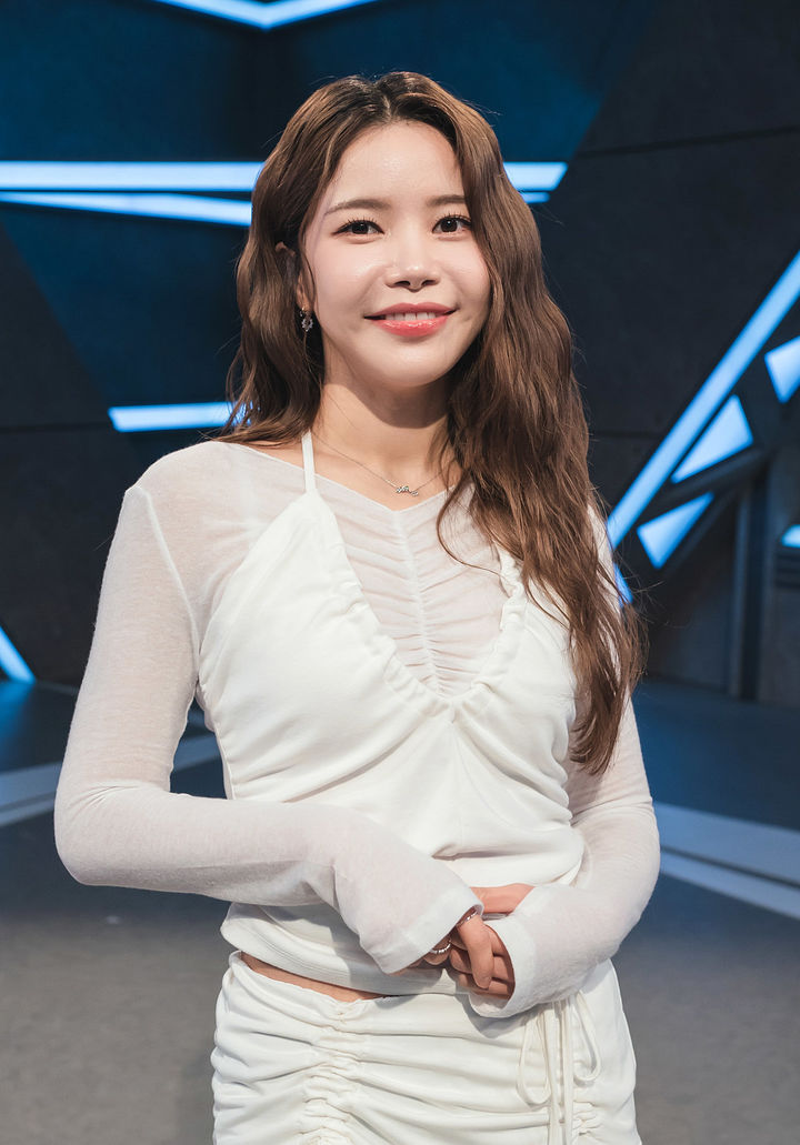 마마무 솔라, 열정 전시로…컬러스