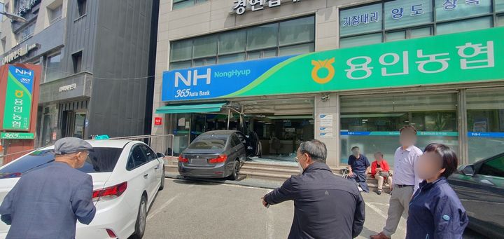 용인농협 건물로 차량 돌진…인명피해 없어