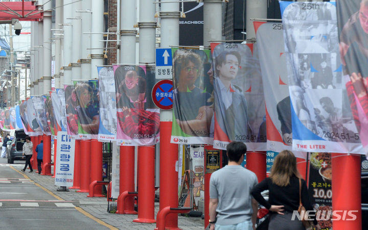제25회 전주국제영화제 상영작 현수막 걸린 전주영화의거리
