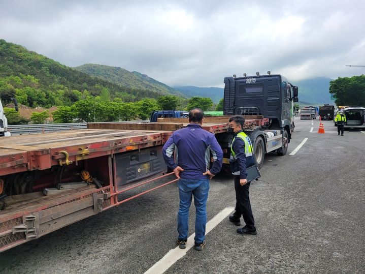 화물차 합동 단속…309대 중 85대 불법개조·적재 불량 적발