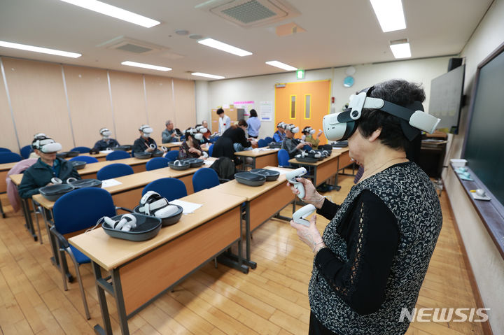 “와~신세계네”… 용인시, 어르신에 VR안전교육 인기