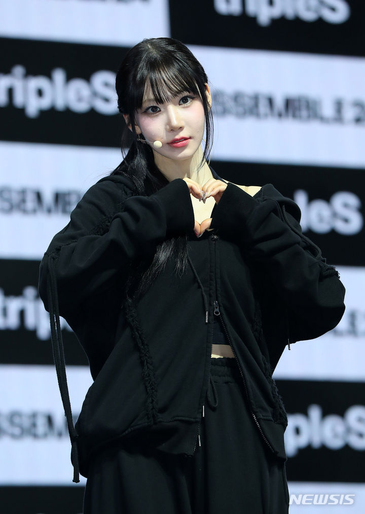 포즈 취하는 트리플에스 어셈블24 김나경